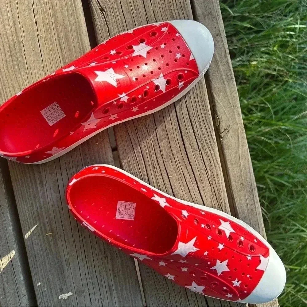 Native Unisex Jefferson slip on shoe. Size 10 Men. Red with stars. Americana